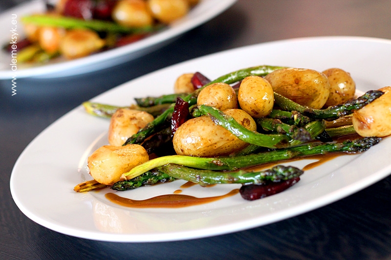 Grillowane szparagi z kiełbasą chorizo i młodymi ziemniaczkami – wiosenny obiad idealny