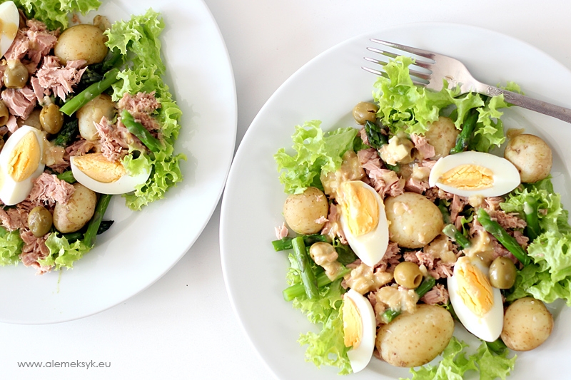 Sałatka ze szparagami i tuńczykiem w dressingu vinegret