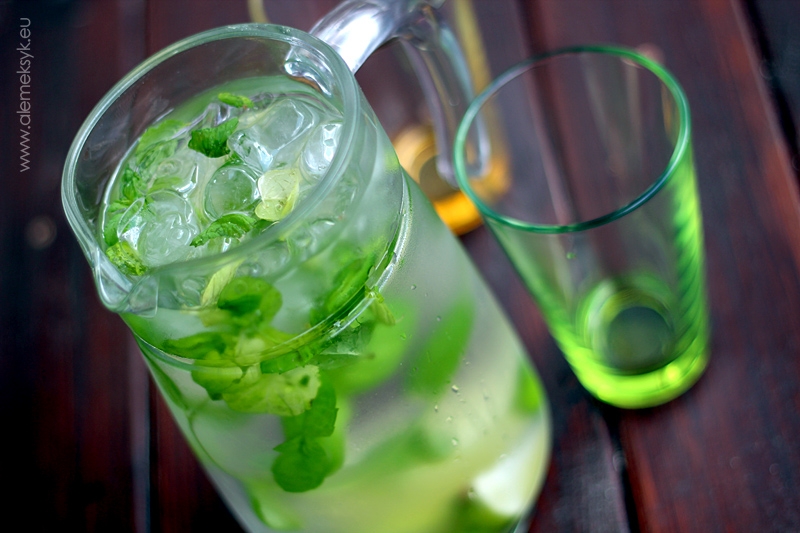 Orzeźwiająca woda z miętą i limonką na letnie upały