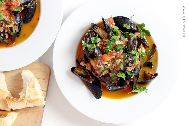 Mule w sosie pomidorowym i białym winie