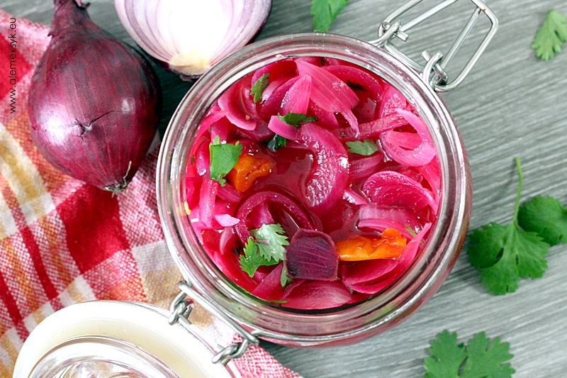 Marynowana w cytrusach czerwona cebula z habanero