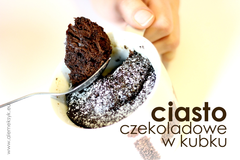 Ciasto czekoladowe w kubku z kuchenki mikrofalowej