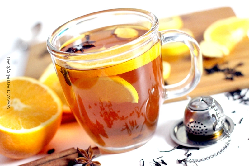 Rozgrzewający grzaniec z herbaty na chłodne wieczory