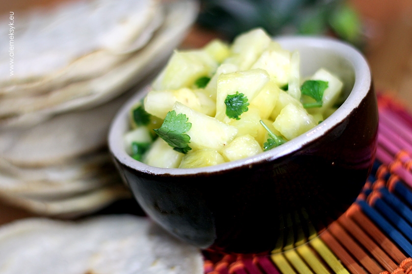 Orzeźwiająca salsa z ananasa, kolendry i soku z limonki