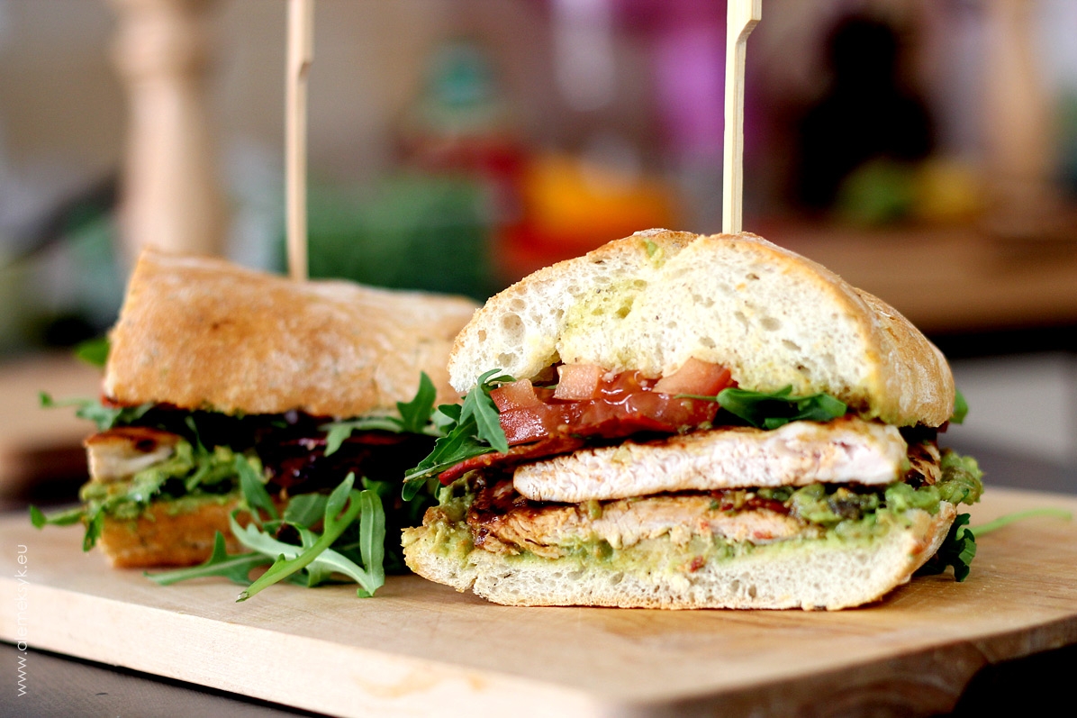 Kanapka z ciabatty z chorizo i grillowanym kurczakiem