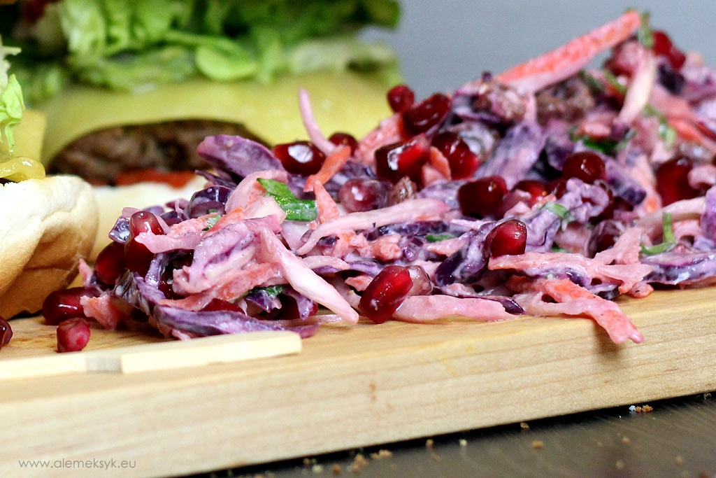 Surówka Coleslaw inaczej – z granatem i rodzynkami