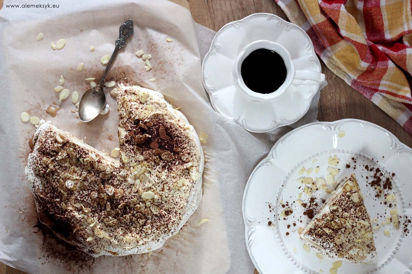 Ciasto bezowe z masą kawową i kasztanowo-rumową
