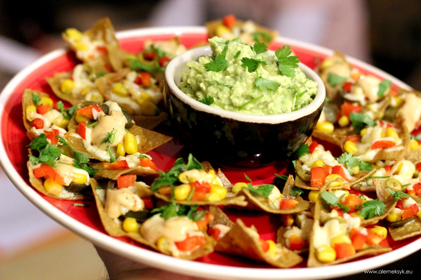 Tradycyjne nachos z sosem majonezowym smoked chipotle i guacamole