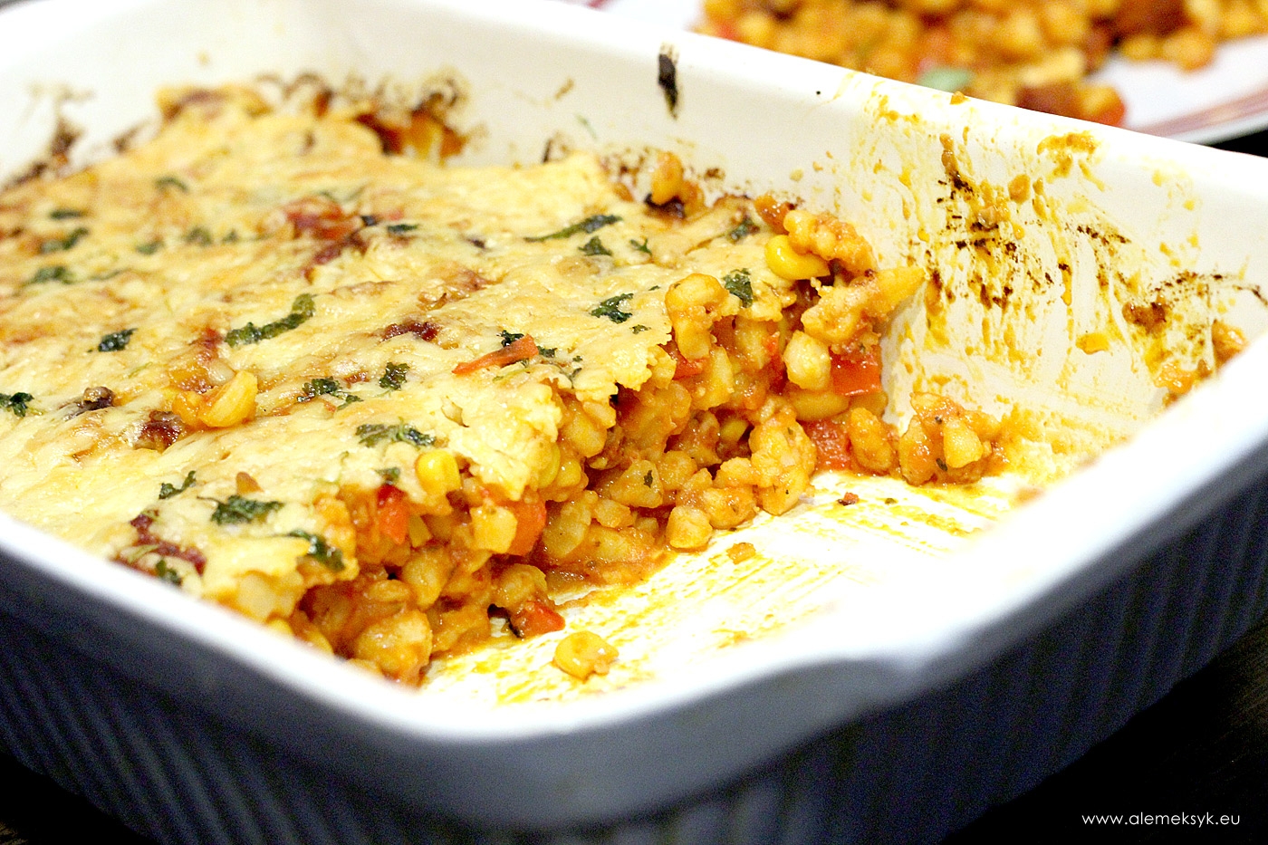 Zapiekanka casserole z kiełbasą chorizo i białą kukurydzą