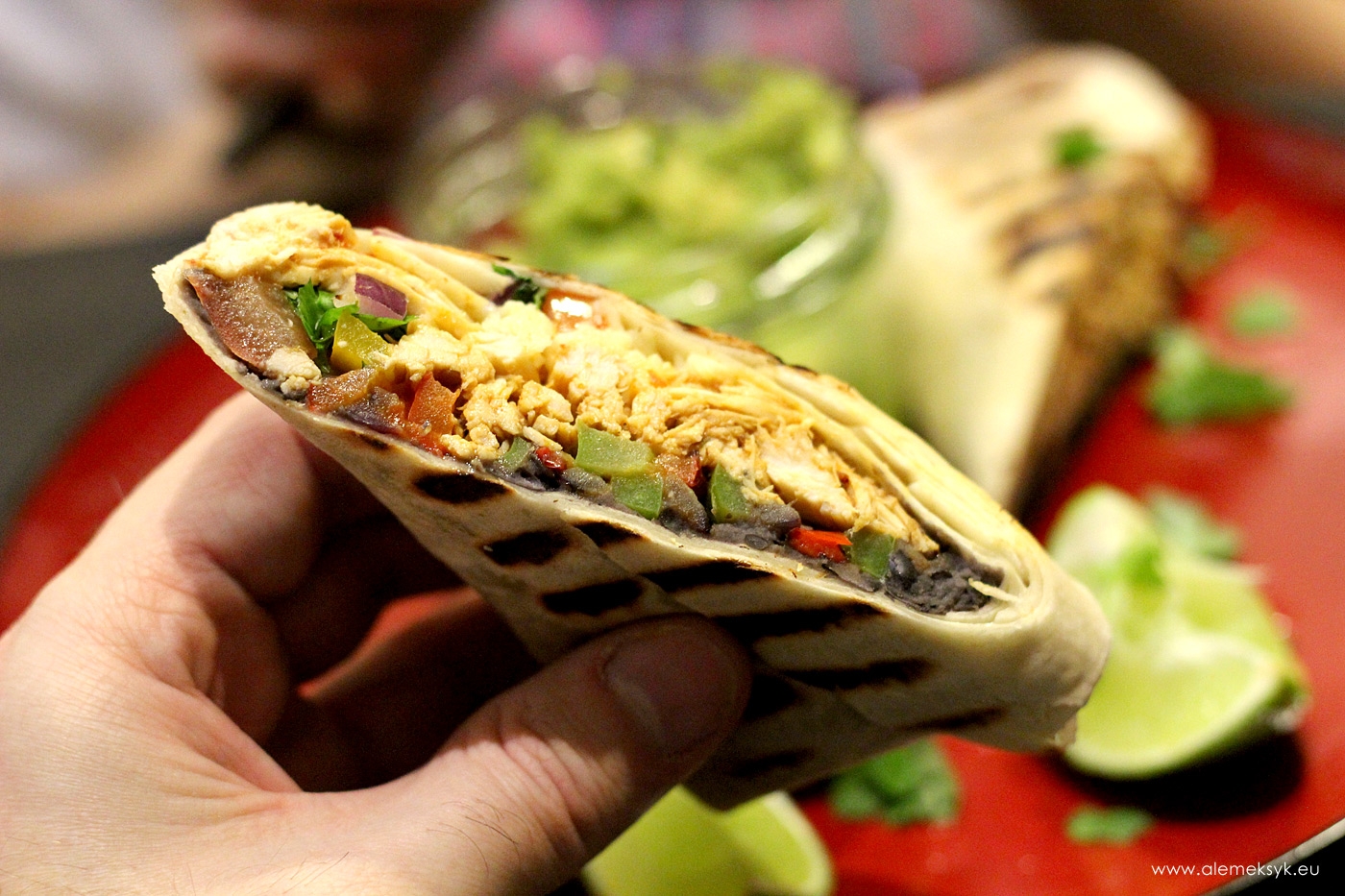 Burrito z szarpanym kurczakiem i pastą fasolową