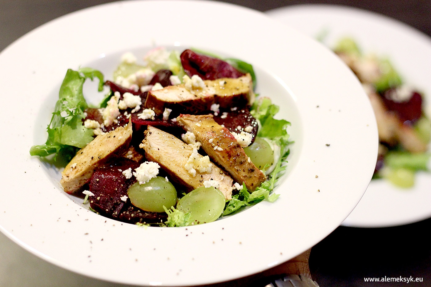 Sałatka z pieczonym burakiem, grillowanym indykiem i kozim serem