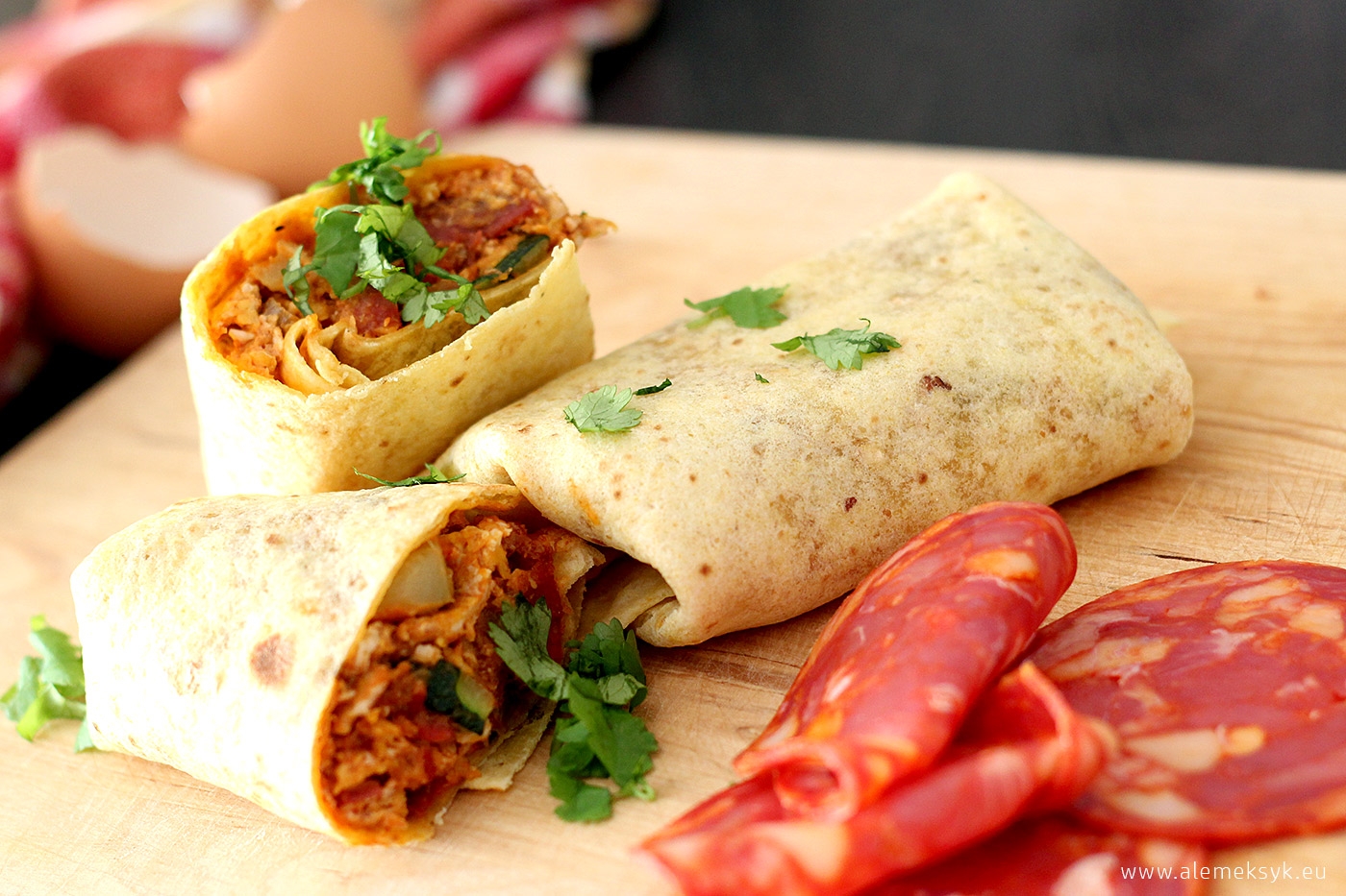 Jajecznica z kiełbasą chorizo i cukinią. Ostre otwarcie dnia.