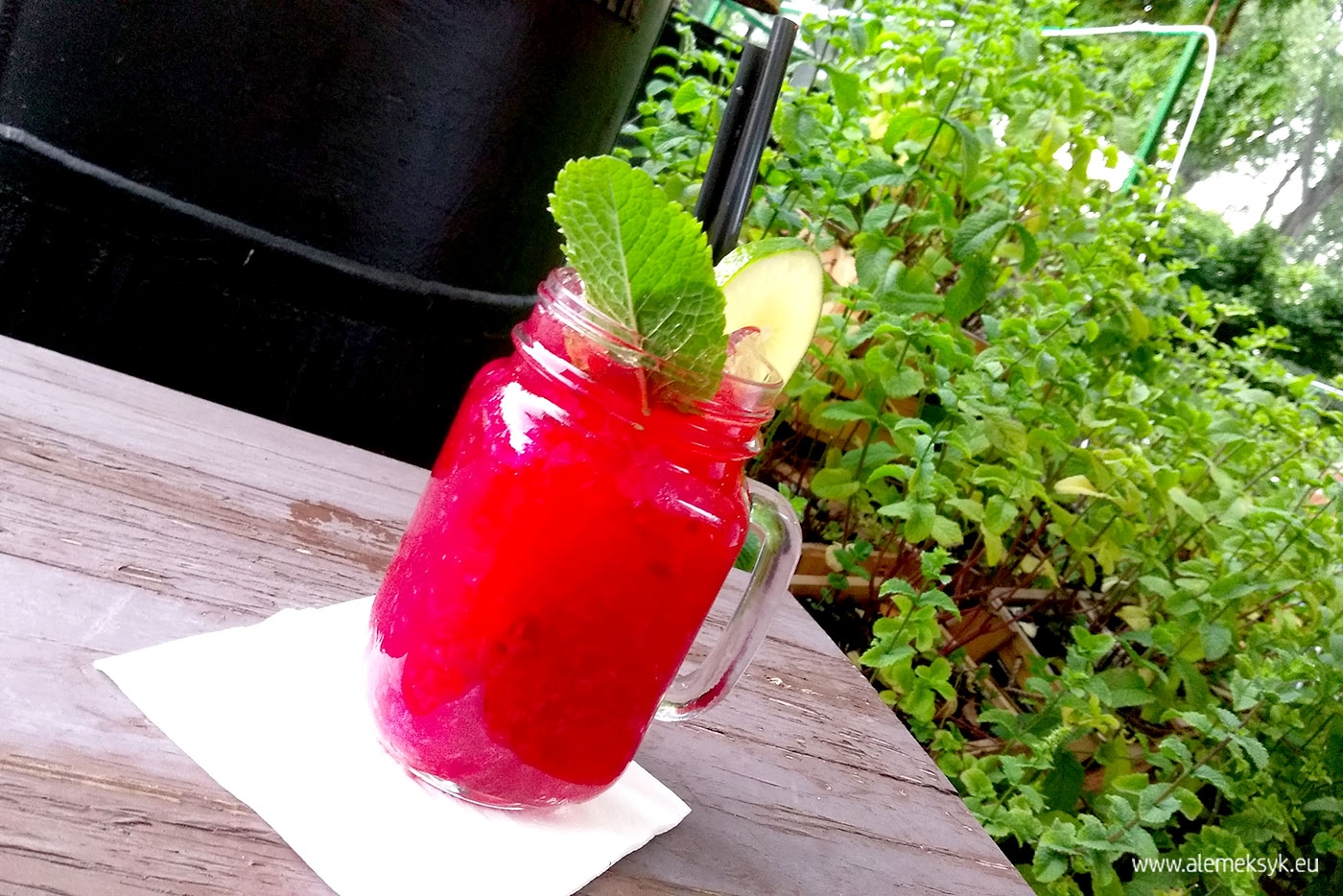 Przepis na letnie i orzeźwiające mojito malinowe