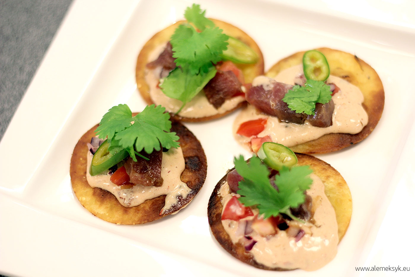 Tostadas z tuńczykiem w sosie majonezowym smoked chipotle