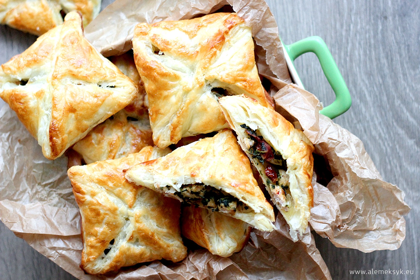 Chrupiące sakiewki z ciasta francuskiego z indykiem i szpinakiem