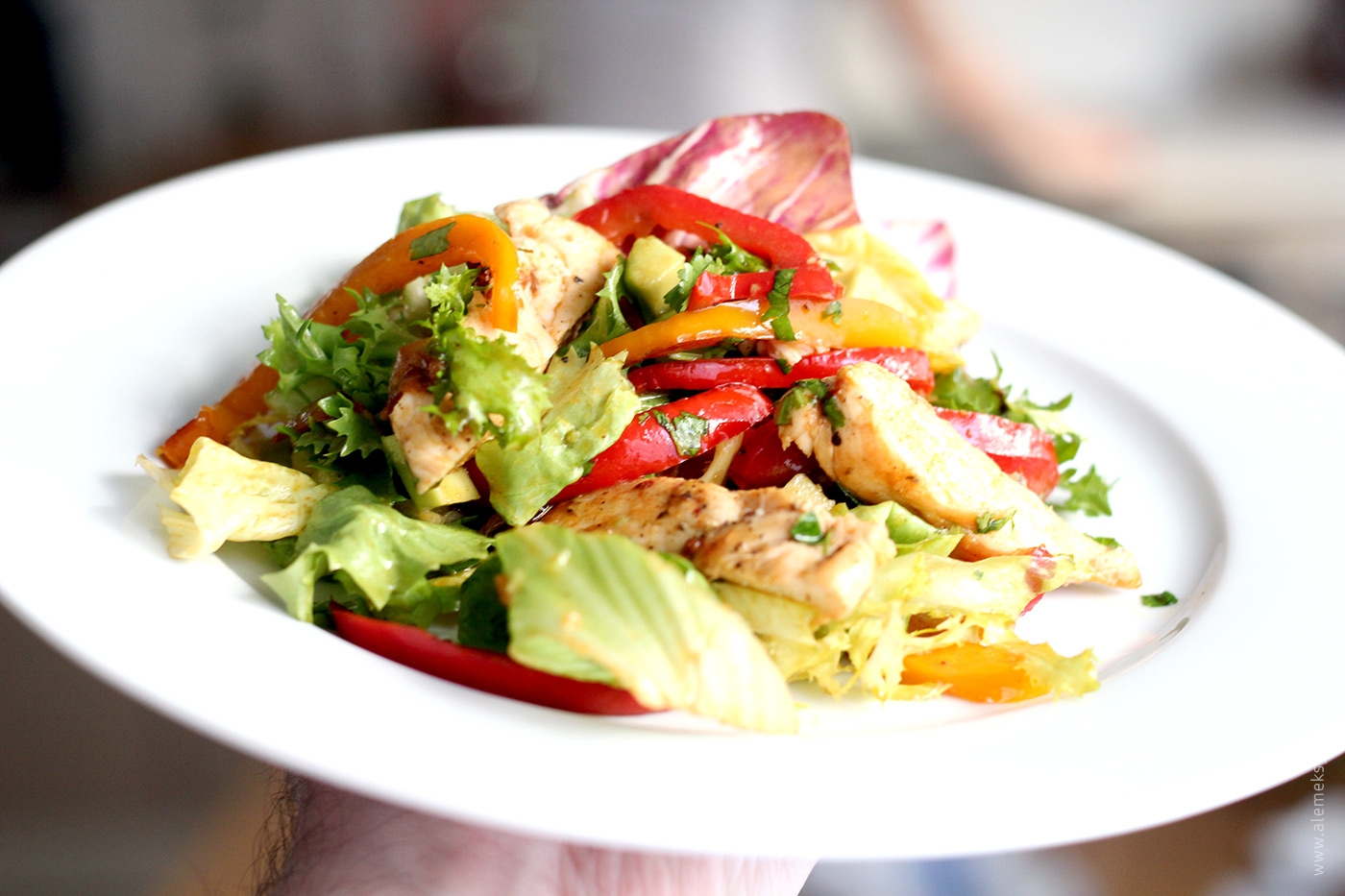 Pikantna sałatka fajita z sosem z agawy i limonki