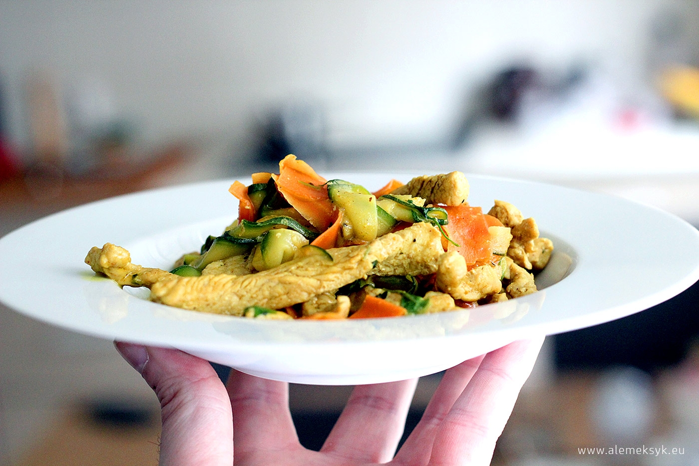 Kurczak w curry z cukinią i marchewką w mleczku kokosowym