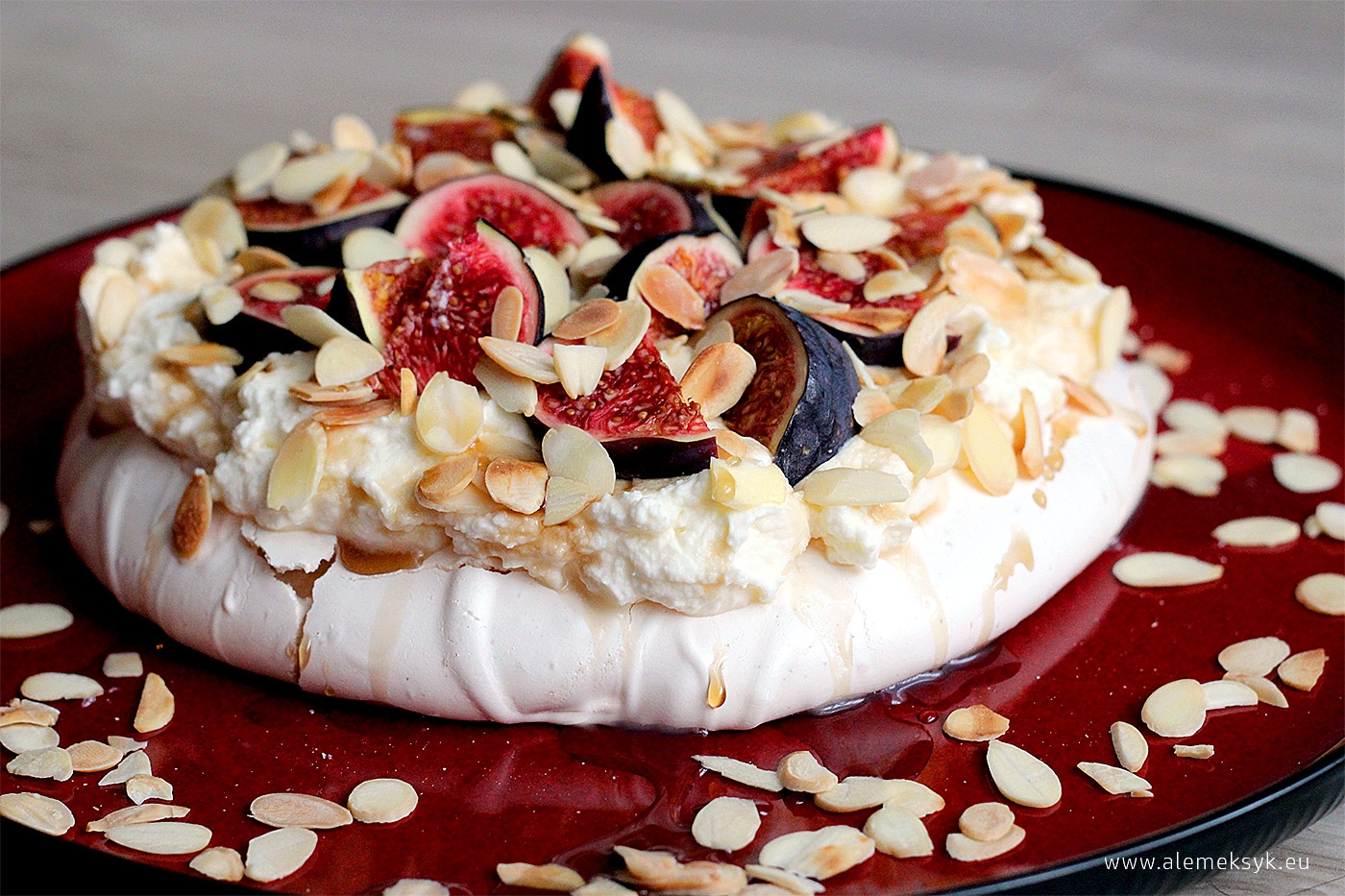 Pavlova z kremem mascarpone, figami i prażonymi migdałami