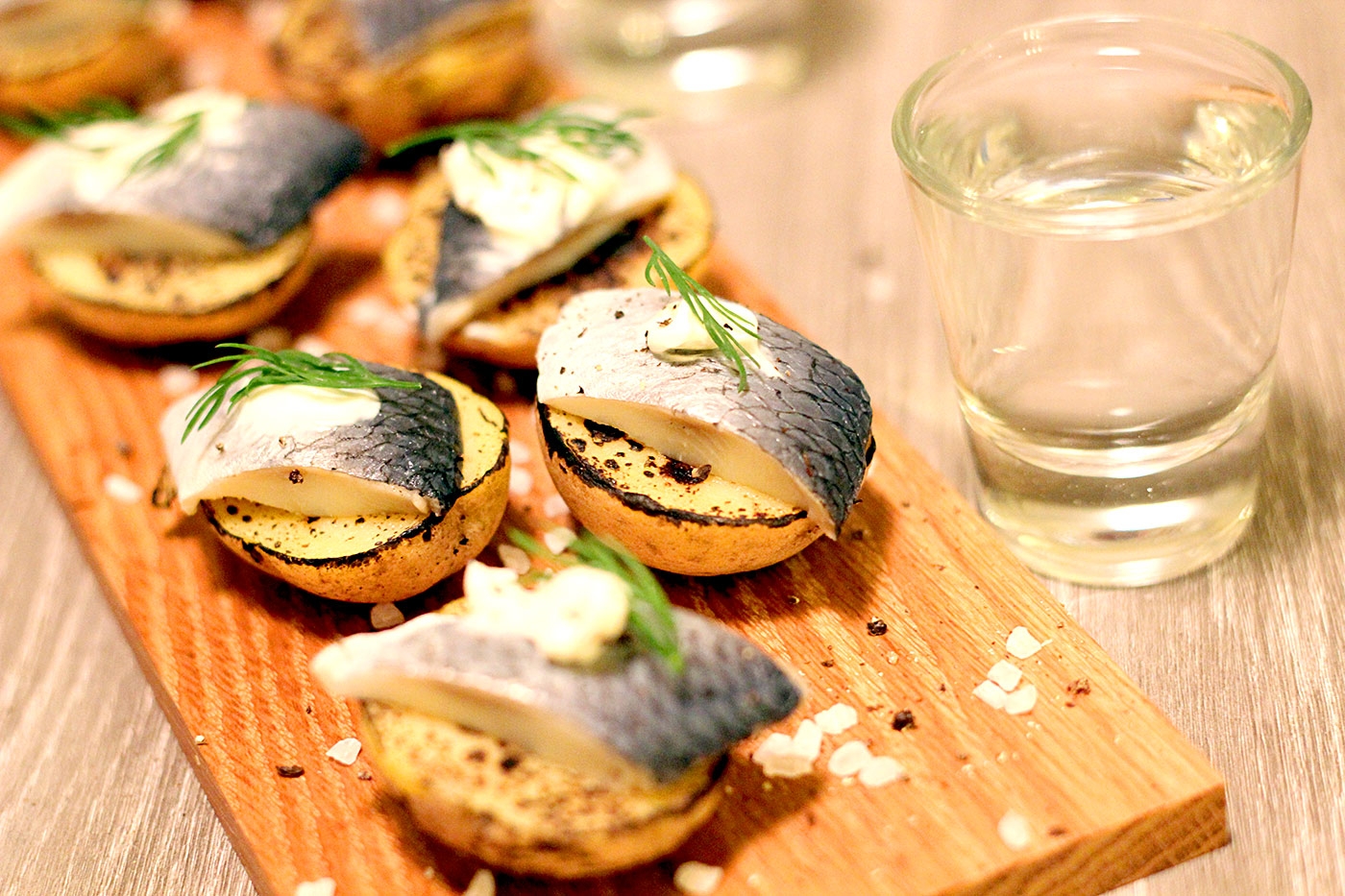 Śledzie na pieczonym ziemniaku jako przekąska finger food
