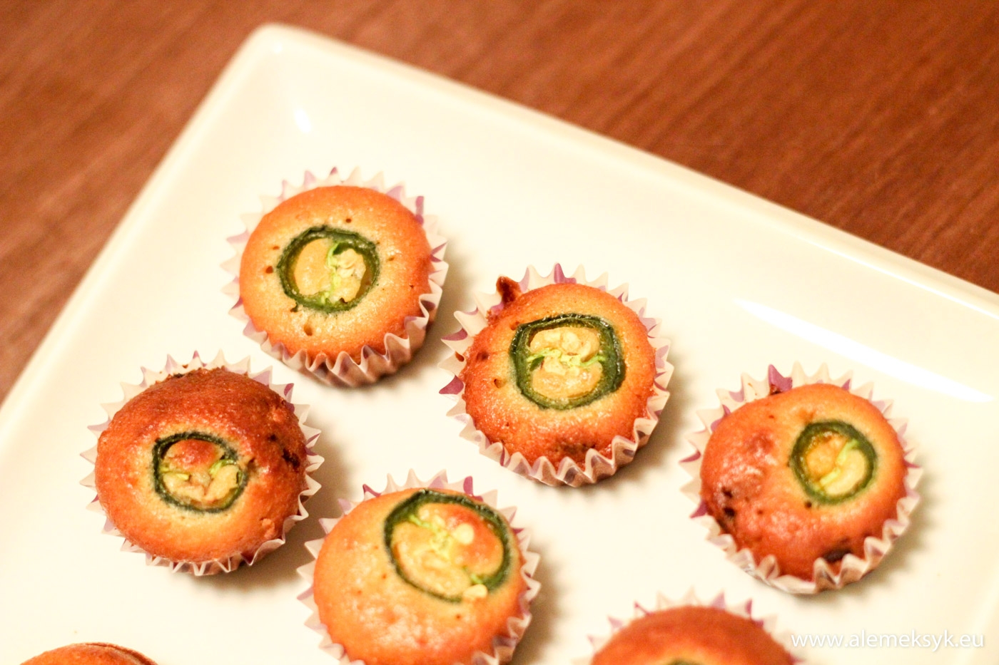 Meksykańskie mini babeczki kukurydziane z chorizo i jalapeno