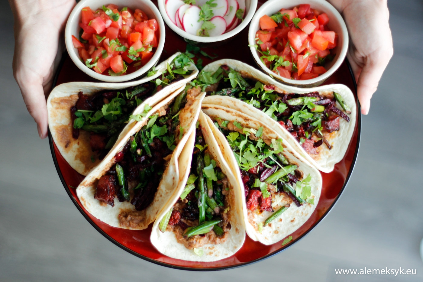 Obłędne tacos z chorizo, młodym burakiem i szparagami