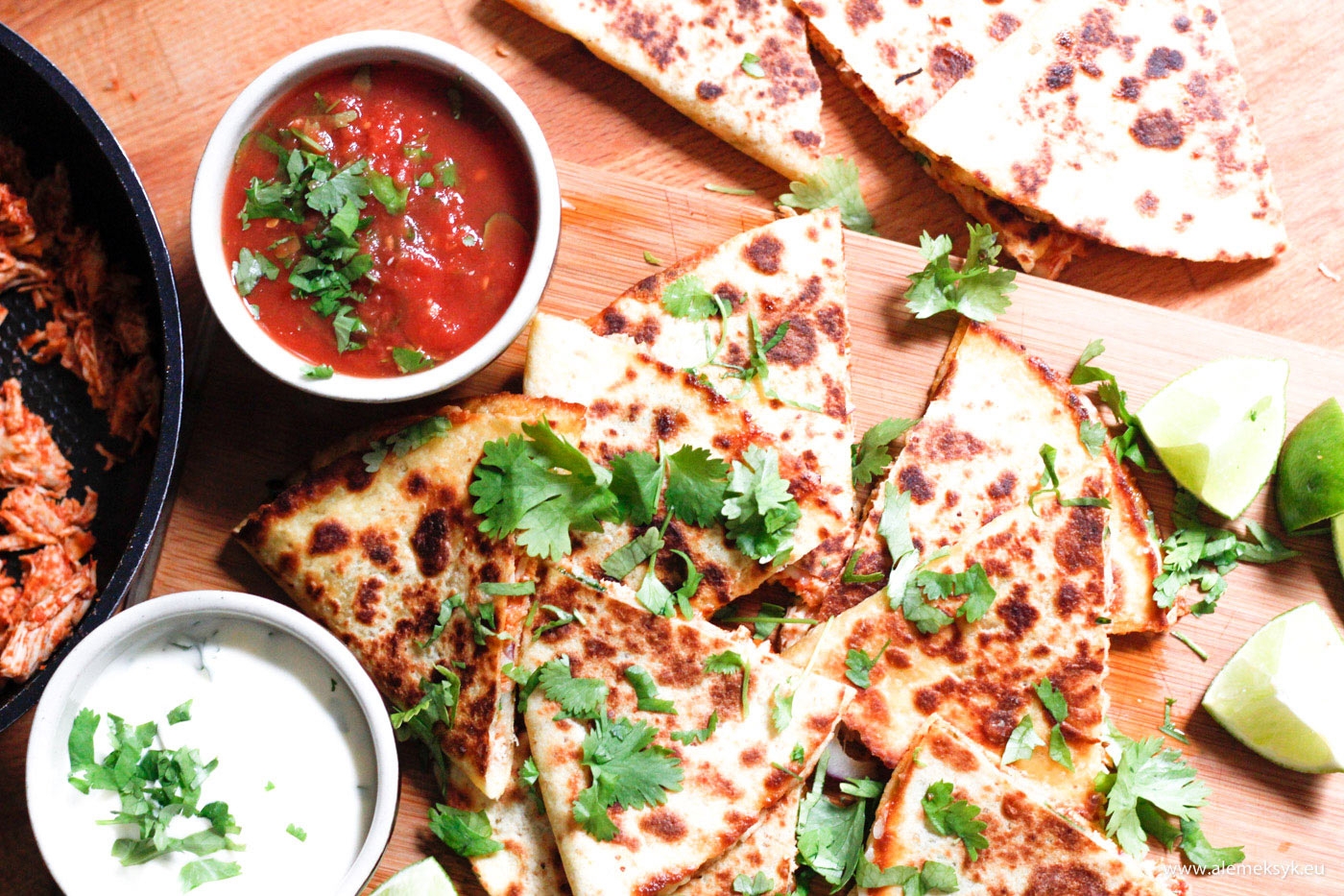 Chrupiąca quesadilla z szarpanym kurczakiem w pikantnym sosie pomidorowym adobo