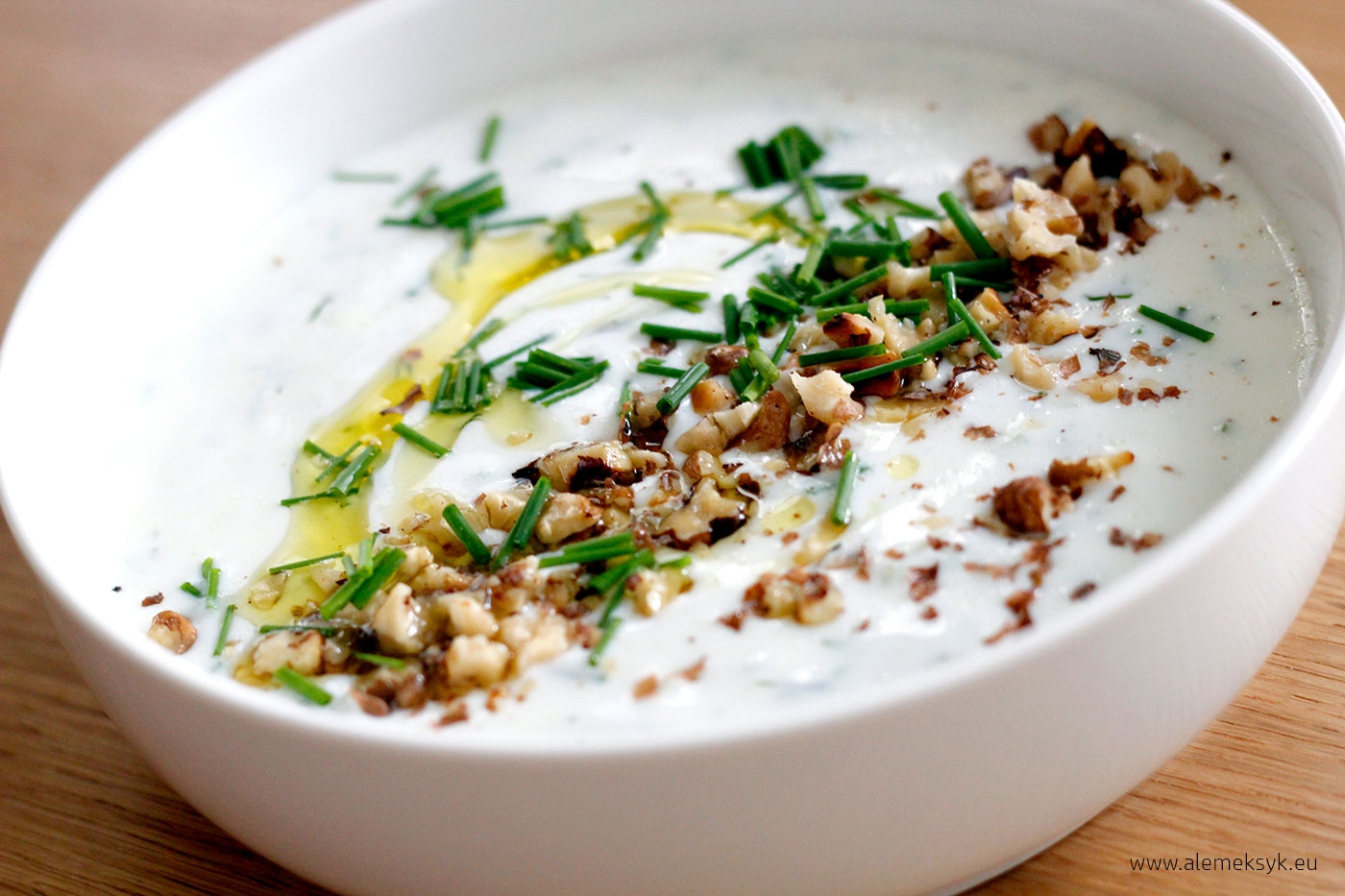 Biały chłodnik z prażonymi orzechami włoskimi – pyszne orzeźwienie w upalne dni