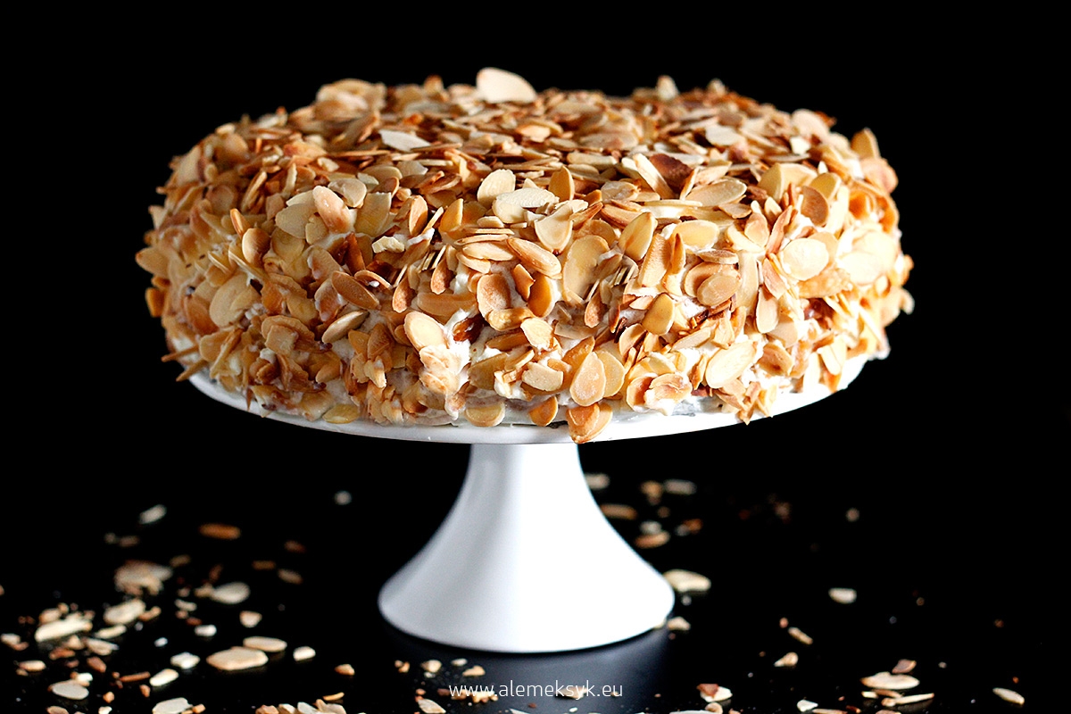 Meksykańskie ciasto tres leches z prażonymi migdałami