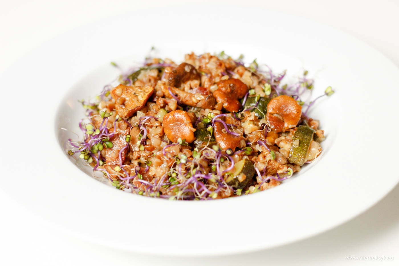 Kaszotto gryczane z kurkami i cukinią na cydrze