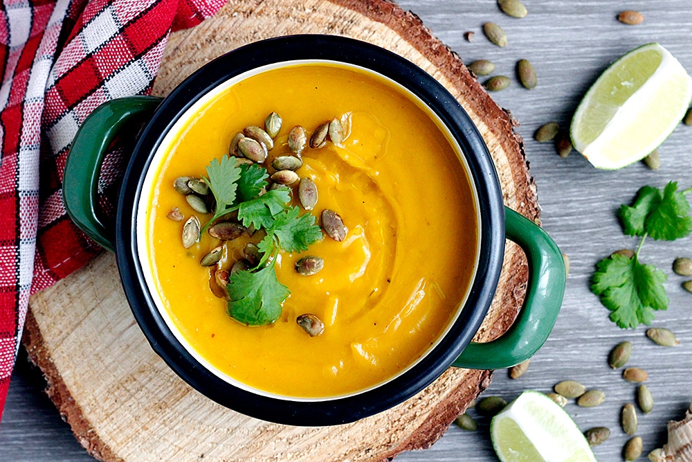 Zupa krem z pieczonej dyni z mleczkiem kokosowym, curry i imbirem