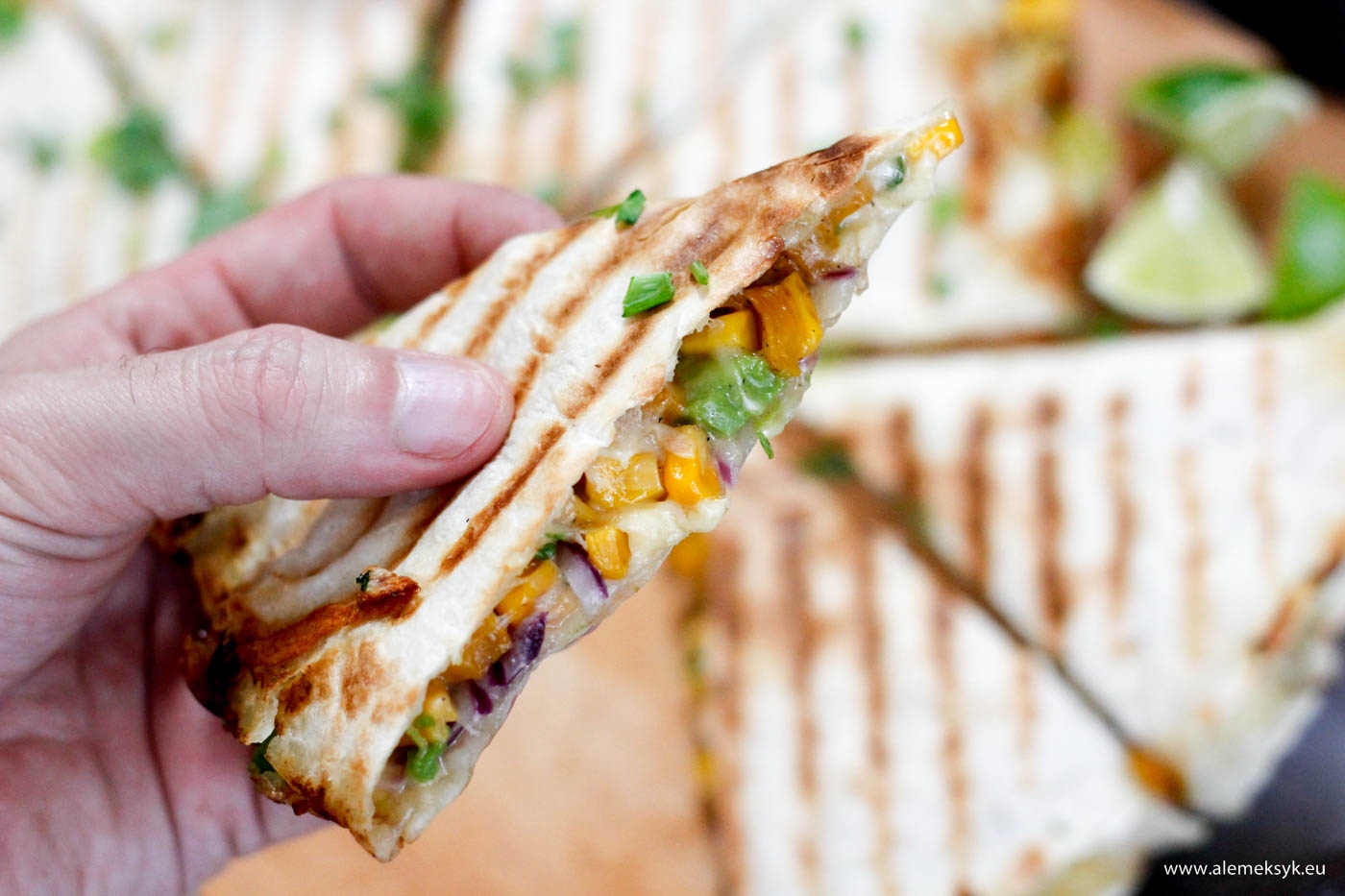 Jesienna quesadilla wegetariańska z flambirowaną żubrówką dynią i oscypkiem