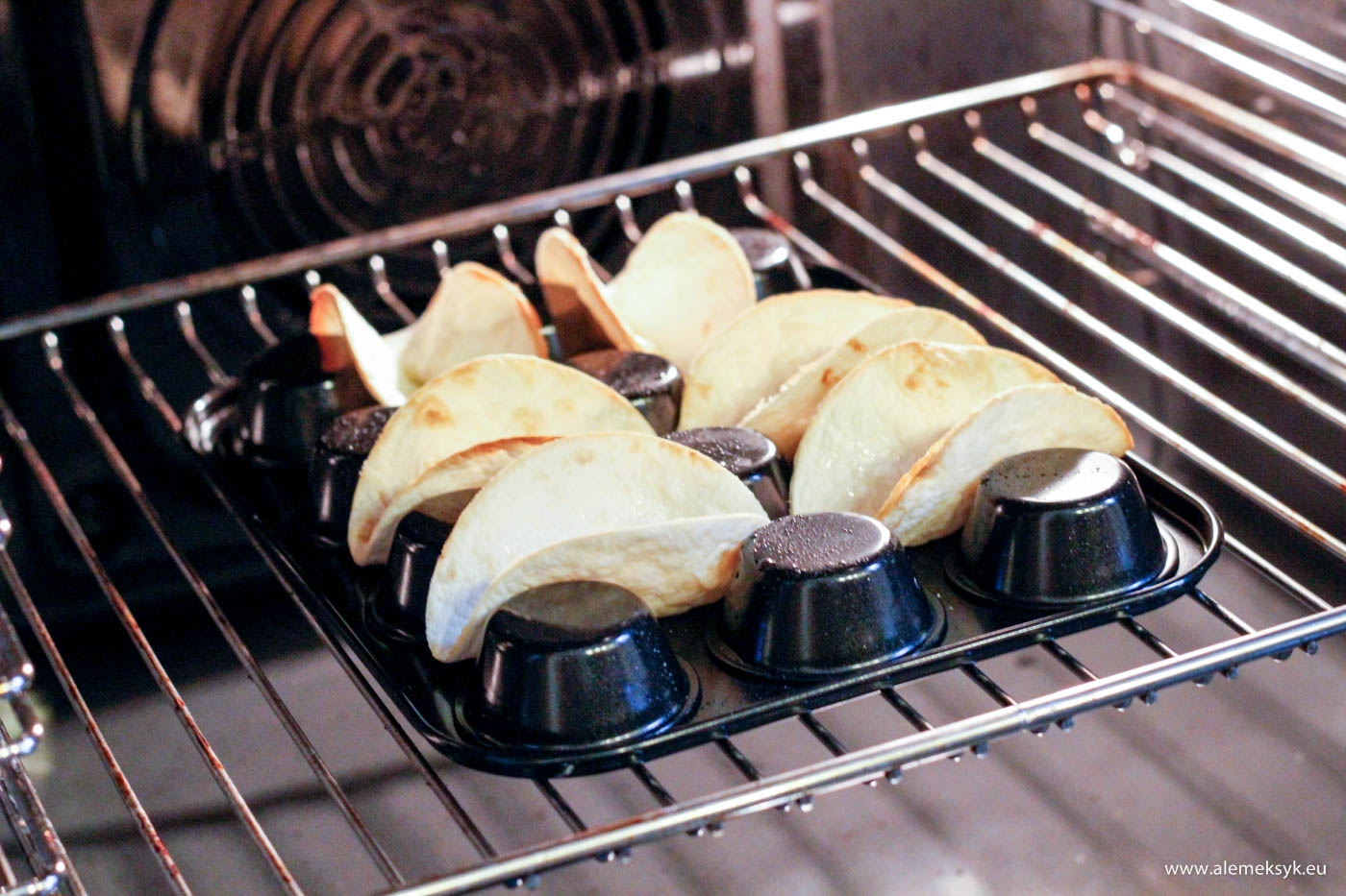 Jak zrobić chrupiące łódeczki taco z tortilli?