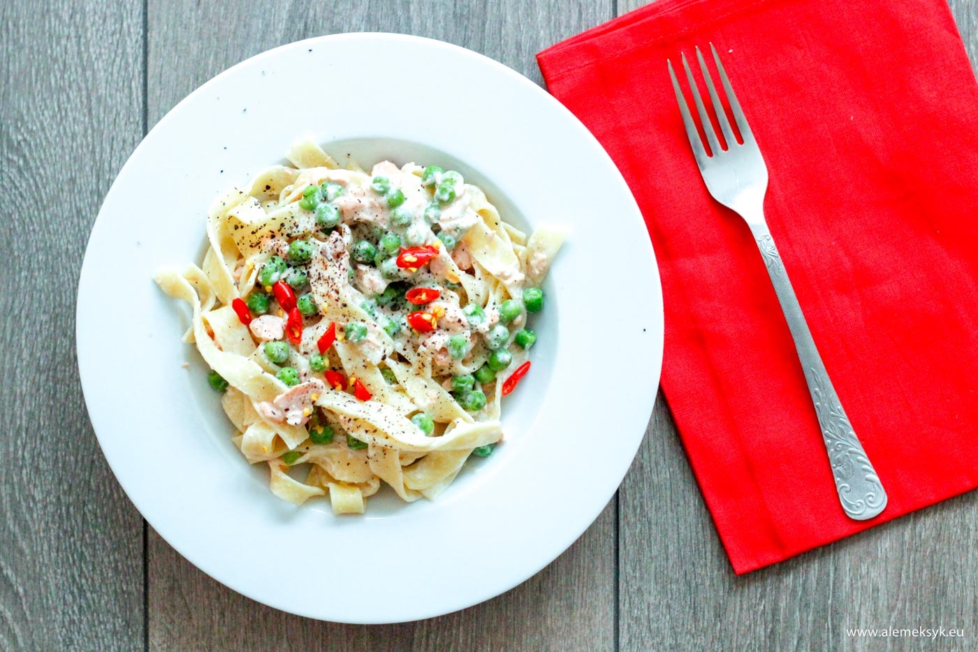 Makaron tagliatelle z łososiem w sosie śmietanowym z limonką i chilli