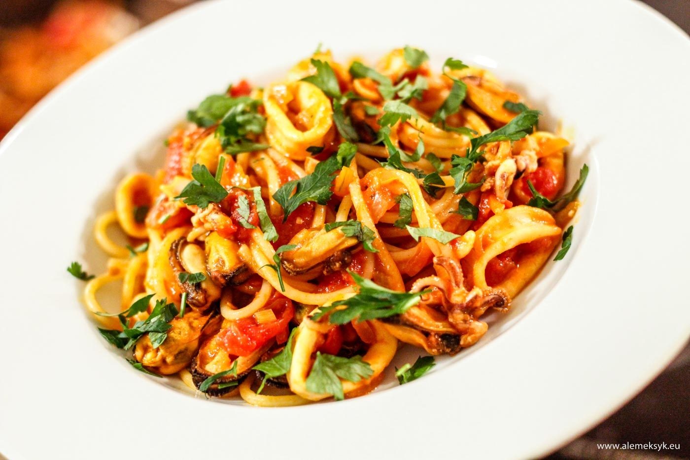 Spaghetti z owocami morza w sosie pomidorowym z wędzoną papryką