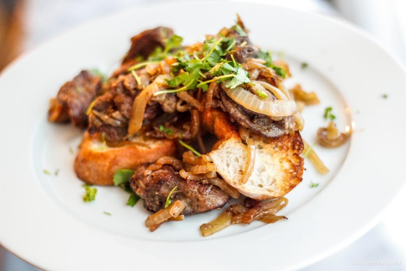 Wątróbka drobiowa z cebulą na chrupiącej maślanej grzance