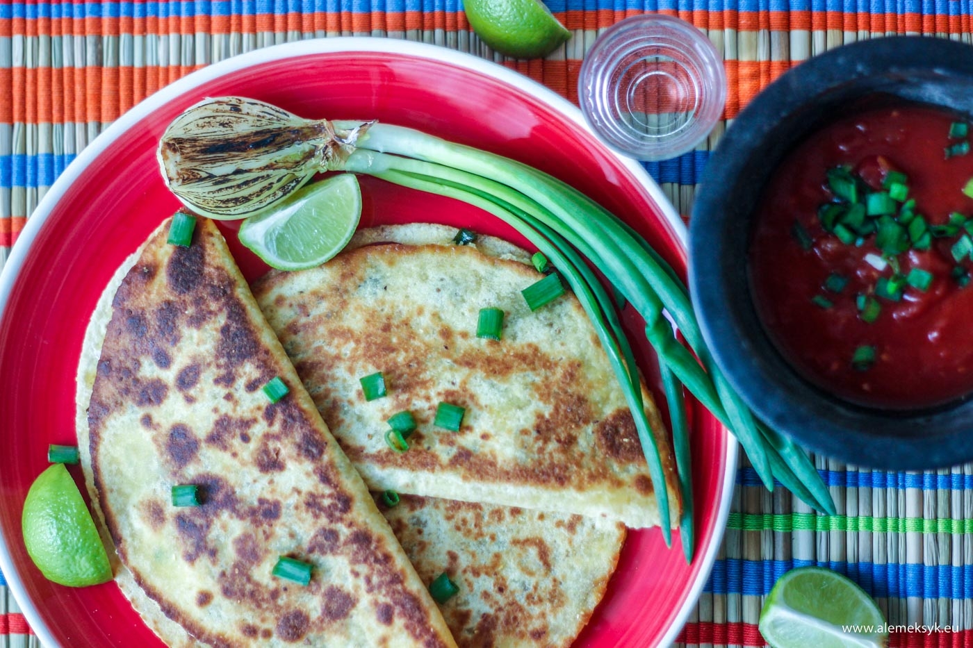 Wegetariańska quesadilla z pieczarkami i czarną fasolą