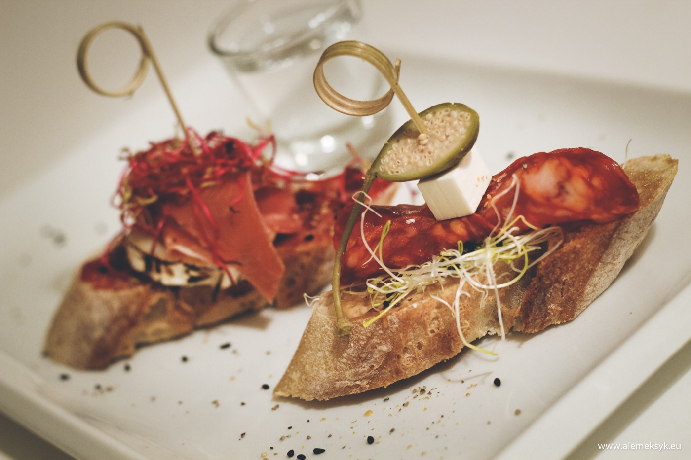 Mini kanapka z chorizo i majonezem chipotle – imprezowa super zakąska typu fingerfood