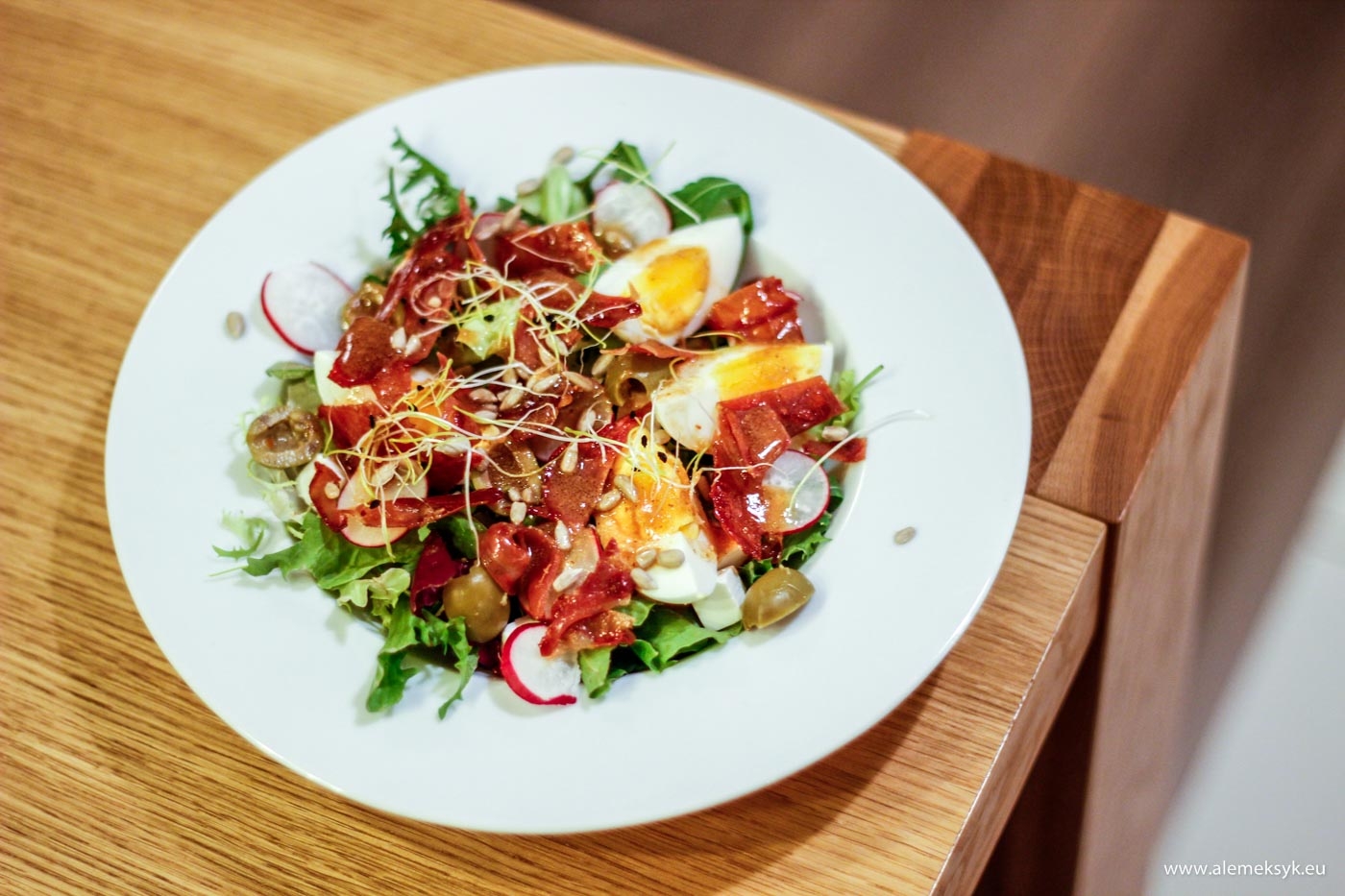 Sałatka z jajkiem i prażoną szynką serrano w dressingu musztardowo-miodowym