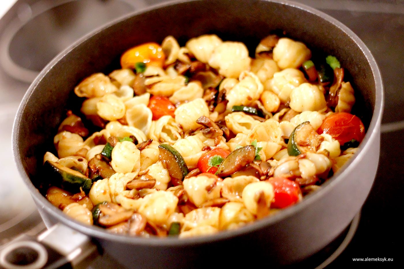 Makaron muszelki z pieczarkami i cukinią w miodowym sosie Jack Daniel’s Honey – pomysł na wegetariańskie danie z patelni