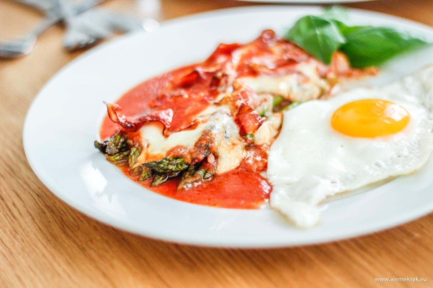 Zapiekane zielone szparagi w sosie pomidorowym pod mozzarellą i boczkiem – pomysł na pyszny i szybki wiosenny obiad