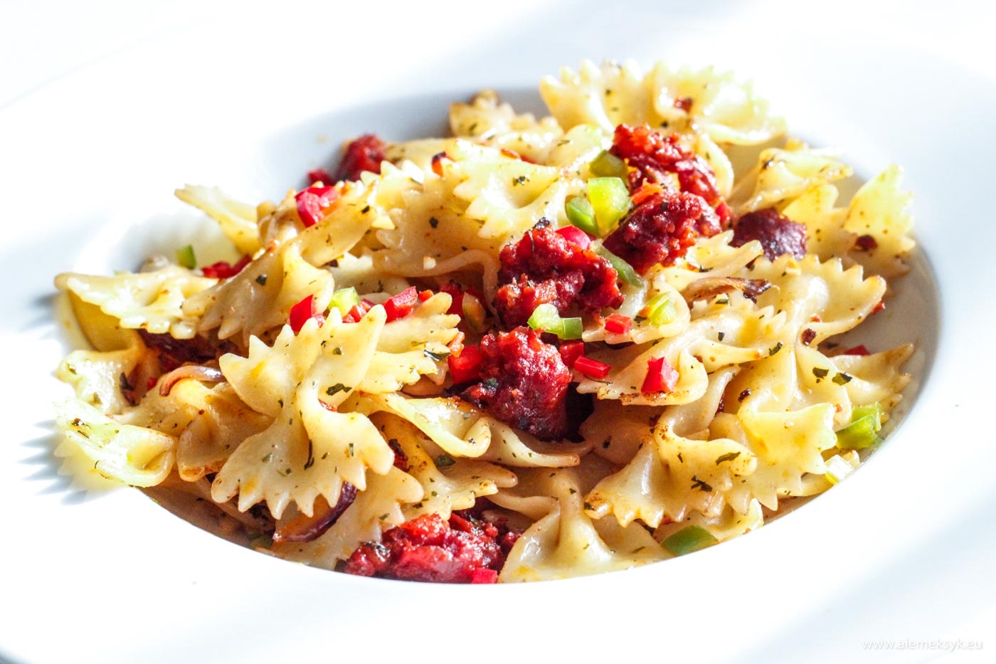 Kokardki z chorizo – prosty przepis na makaron ze smażoną kiełbasą w hiszpańskim stylu