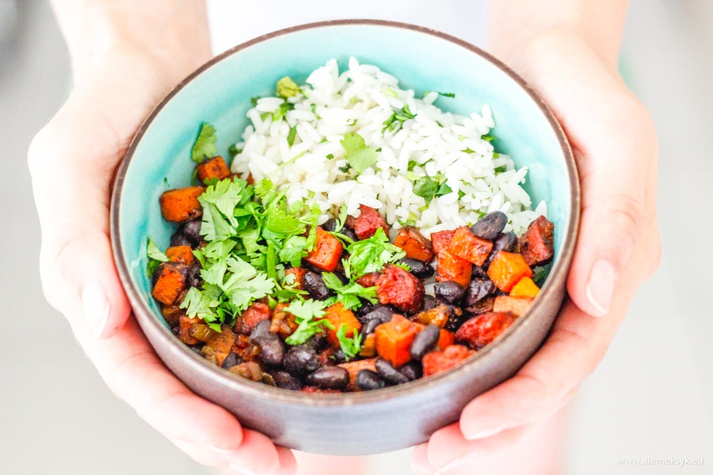 Chorizo bowl – pyszna miska z pikantną kiełbasą i batatem