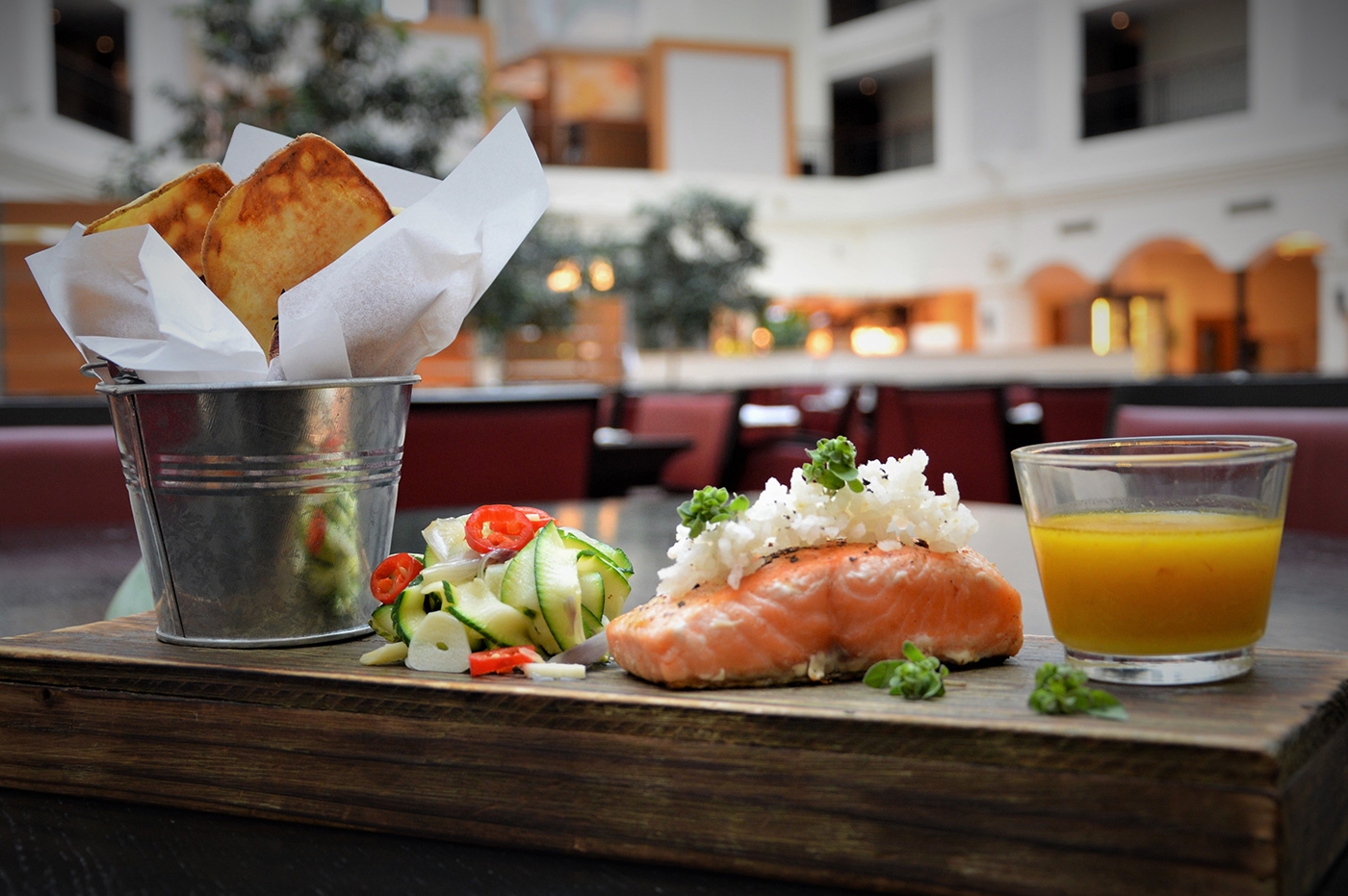 Filet z łososia z cukiniowym papardelle i chipsami z ziemniaka – jak przygotować dobrą rybę