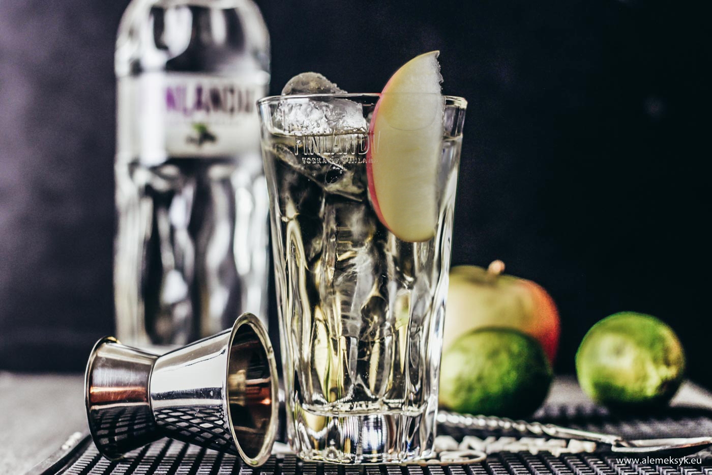 Z czym łączyć wódkę porzeczkową? Przepis na prosty drink z 3 składników