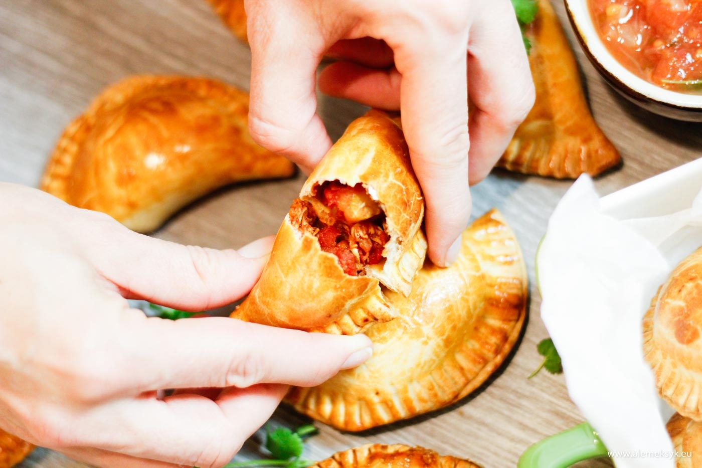 Meksykańskie pierożki empanadas z szarpanym kurczakiem – przepis na udaną przekąskę z pieca