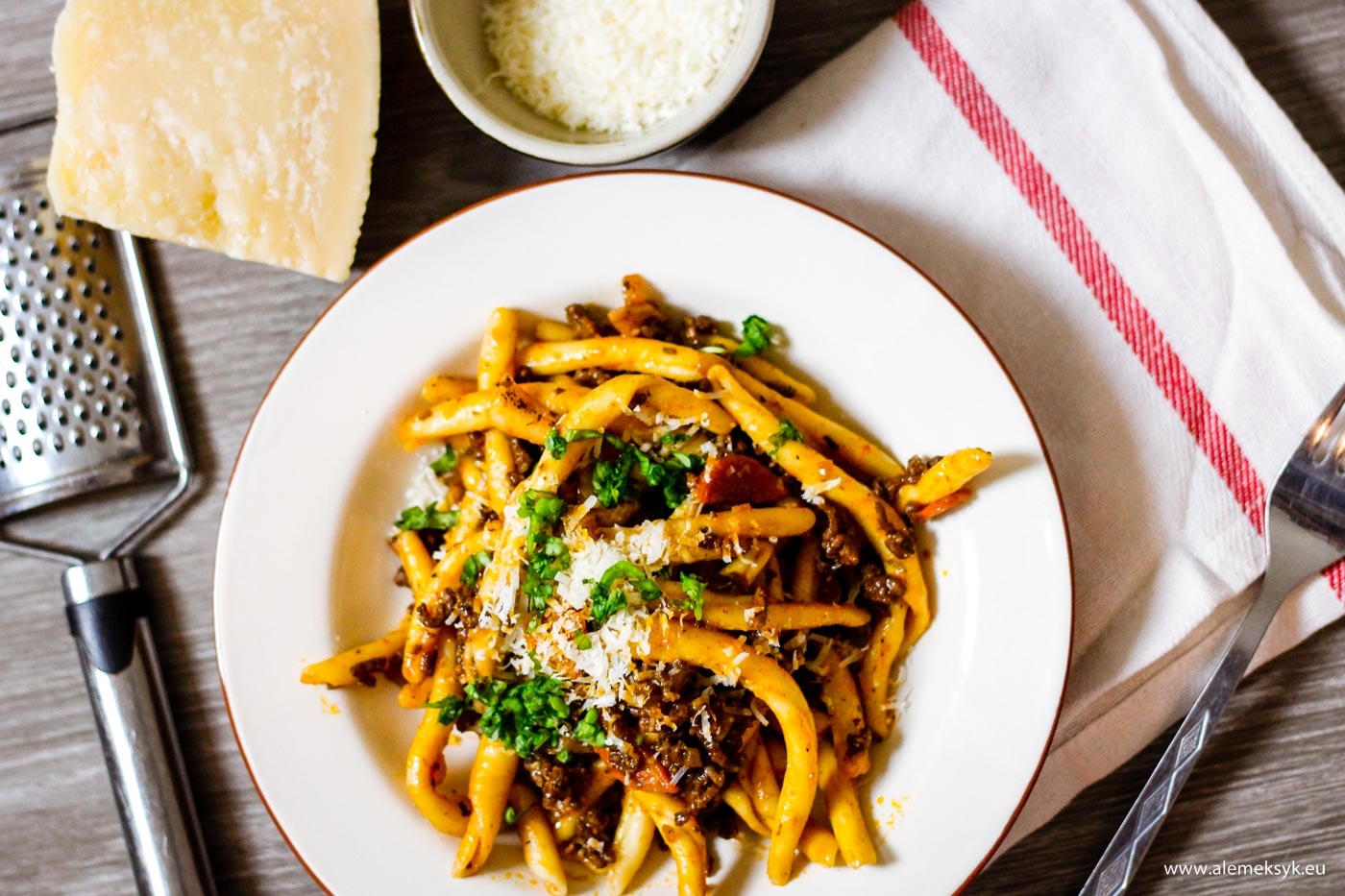 Maccheroni al ferretto z ragu bolognese –  przepis na wołowinę z oryginalnym makaronem