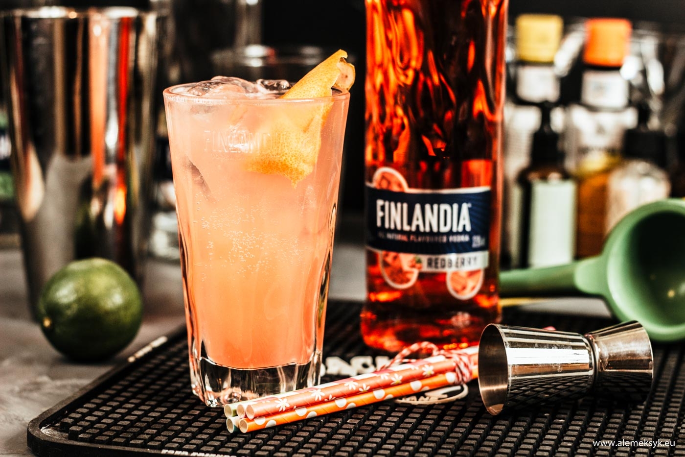 Drink z cytrusową nutą na bazie żurawinowej wódki Finlandia  – przepis na pyszne orzeźwienie