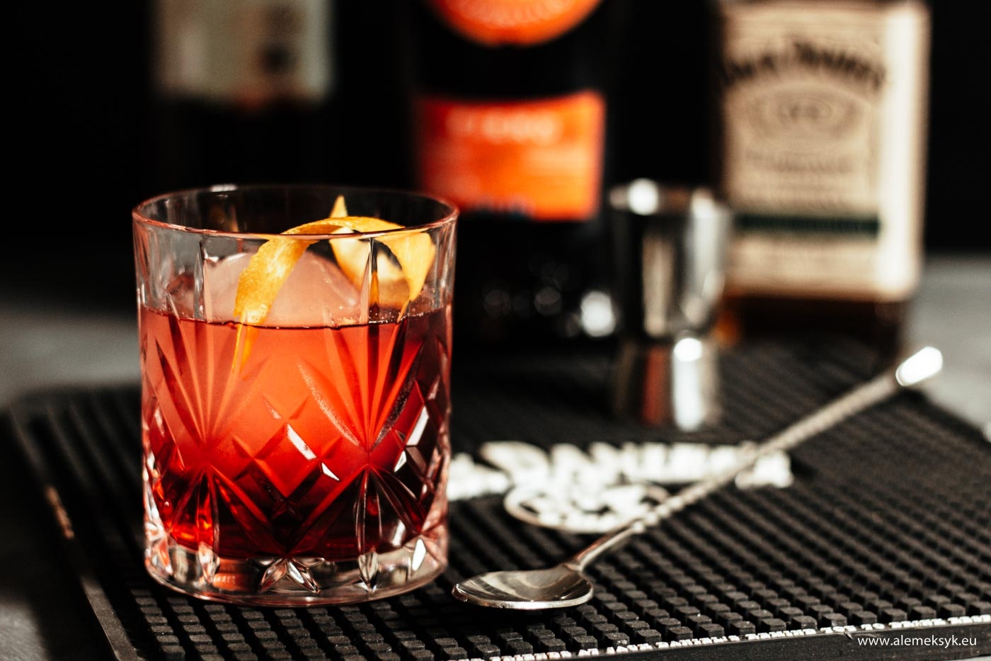 Boulevardier na bazie Martini Fiero i Jack Daniel’s Rye – klasyka przełamana pomarańczą i żytem