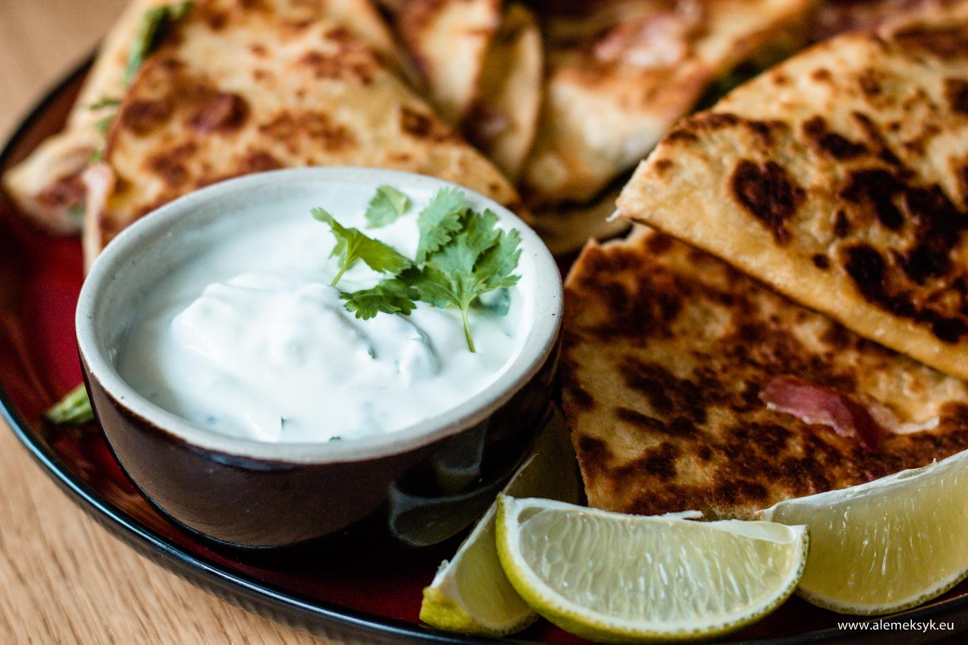 Limonkowy dip z jogurtu greckiego – idealny do grillowanych mięs i klasycznych przekąsek