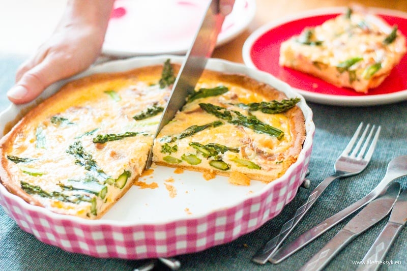 Tarta z kruchego ciasta ze szparagami i prosciutto di parma – prosty i pyszny przepis